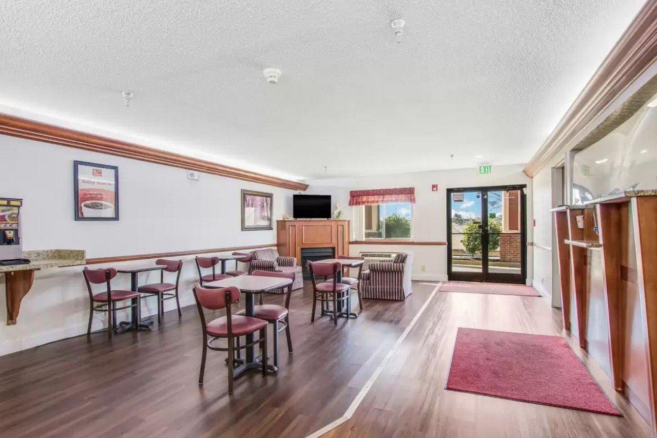 Econo Hotel 2*