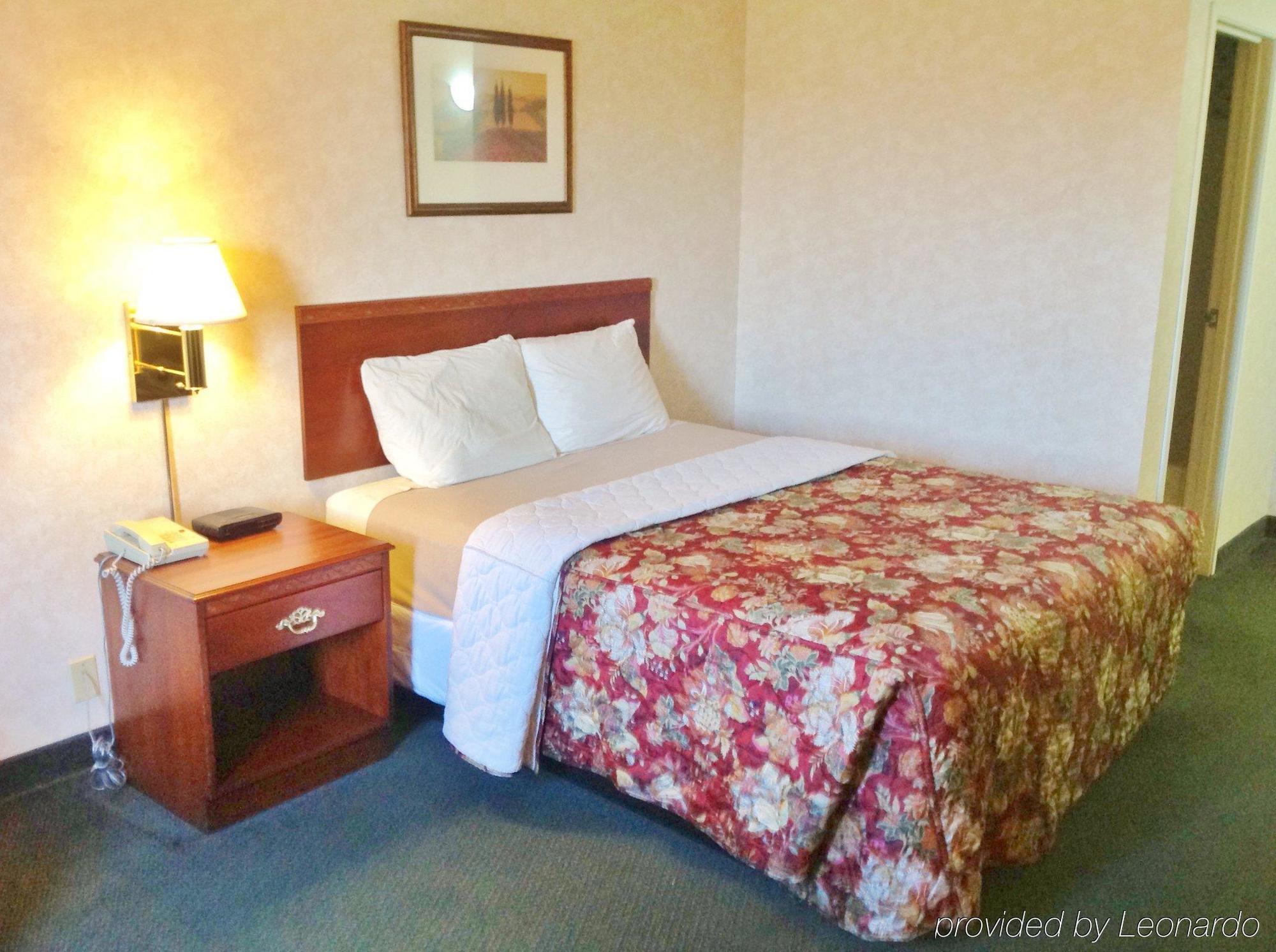 Econo Hotel 2*